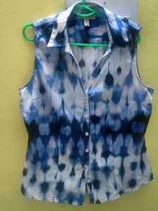 Sleeveless Blue Tie-Dye Button-Up Top
