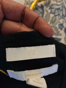 H&amp;M Black Crop Top 32"