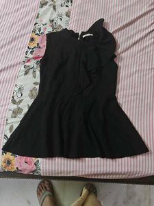 Chic Black Ruffled Sleeveless Top
