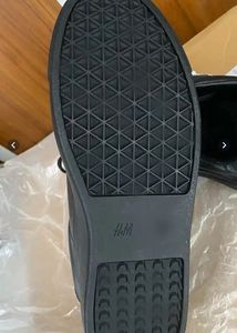 Black H&amp;M Sneakers with bill or box