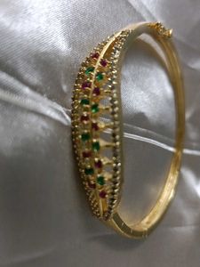 Elegant 22kt Gold Tone Bangle with Red &amp; Green Sto