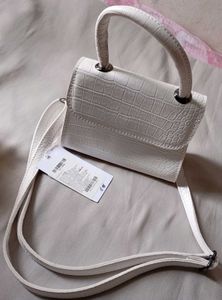 Chic White Croc-Embossed Handbag
