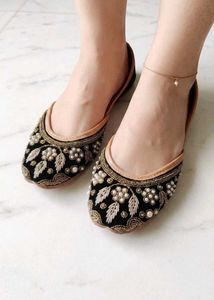 Embellished Black Juttis