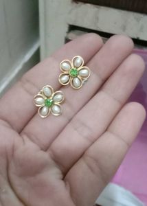 Floral Pearl Stud Earrings - Cute & Chic