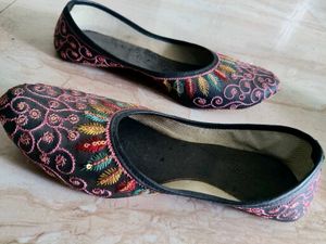 Embroidered Black Juttis
