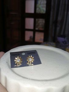 🍍 Gold-Tone Pineapple &amp; Flower Stud 🌼