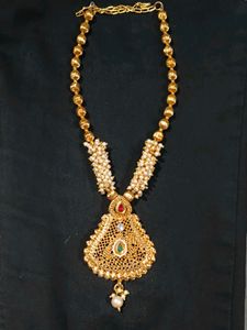 Elegant Gold Necklace with Pearls