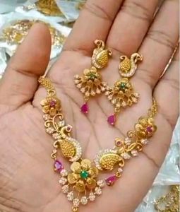 Elegant Gold Toned Necklace with Stones