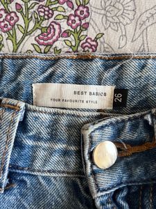 Women’s Blue Distressed Jeans – Size 26