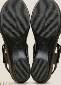black and golden ✨️ slipper