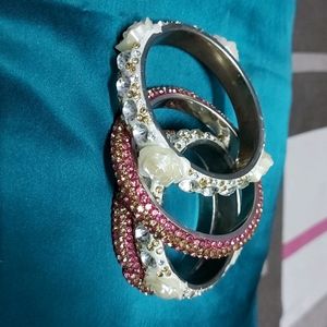 🤩beautiful pink colour stone studded bangles and cream toned flower attaches beautiful kadas😍both can be paired with each other ,looks great😍