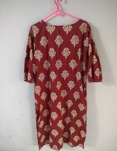 😍Maroon Printed Kurta with Embellished Neckl