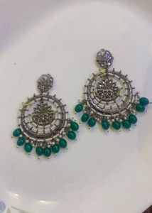 Elegant Emerald &amp; Pearl Jhumka Earrings