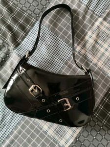 Chic shoulder bag 🖤🕸