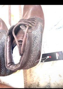 Provague Shoe Peeling On Top High Neck