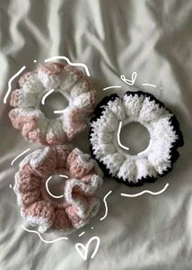 SET OF CROCHET SCRUNCHIES
