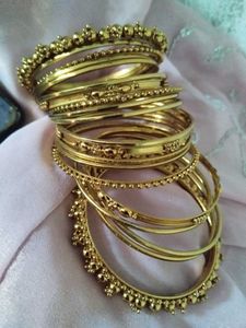one hand churi gold pleated