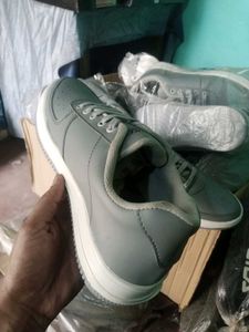 NEW NO USED SNEAKERS SHOES FOR MEN AND WOMEN.