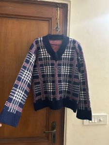 Stylish Plaid V-Neck Sweater