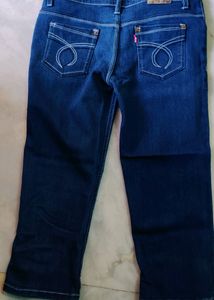 Women Relax Fit Capri Jeans