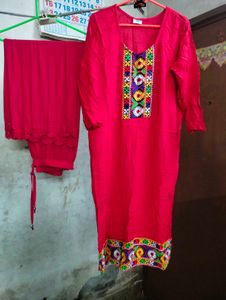 Red kurta pant sets.