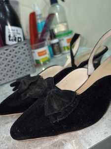 Chic Black Bow Slingback Heels