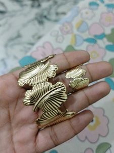 Elegant Gold Leaf Bangle Bracelet