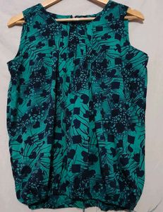 Chic Sleeveless Green Floral Top