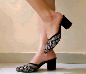 Floral Embroidered Block Heel 👠