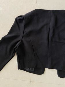 Chic Black Cropped Blazer