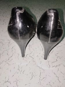 heels black colour