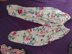 Floral Print Kurta और पायजामे भी है