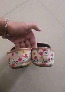 Floral Print Juttis/Mojaris