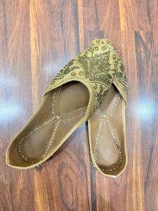 Embellished Ethnic Juttis for Women