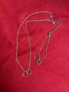 V inspired Interlocking Circle Necklace Set