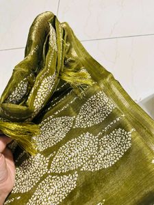 Elegant Olive Green Saree With Blouse Piece