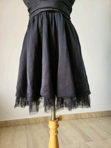 Elegant Black V-Neck Dress with Tulle Hem