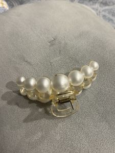 Elegant Pearl Claw Clip