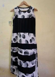 Sleeveless Black &amp; White Print kurti