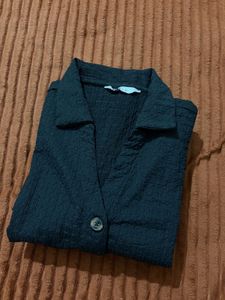 Black Sleeveless Collared Button-Up Top