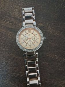 Elegant Women's Watch with Crystal Accents