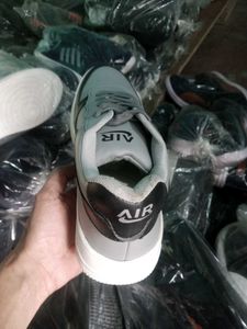 NEW NO USED SNEAKERS SHOES FOR MEN.