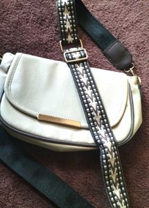 Chic crossbody bag with patterned strap