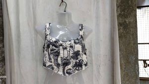 27238. Unique Black &amp; White Mushroom Print Top