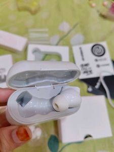 White Noise Earbuds 102