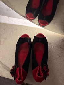 CLASSY RED FLOWER SANDLES