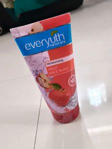 Everyuth Naturals Moisturizing Fruit Gel Face Wash