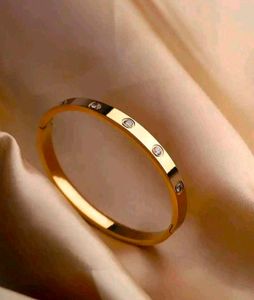Elegant Gold Bangle with Diamonds