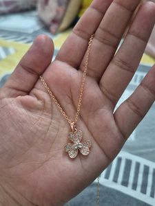 Sparkling Clover Pendant Necklace (NEW,UNUSED)