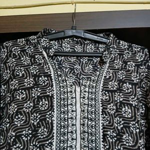 Stylish Black &amp; White Printed Kurta